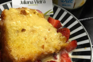Receita de Bolo de Milho Fit com Calda de Morango